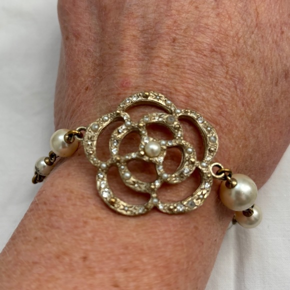 Chanel Camellia Pearl & Crystal Bracelet 14V - Picture 3 of 9